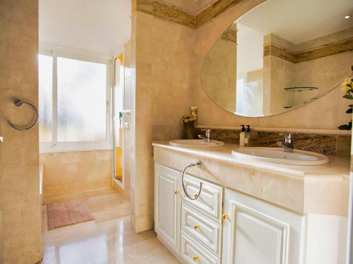 Beachfront Penthouse Marbella, Rio Real Playa Apartamento *